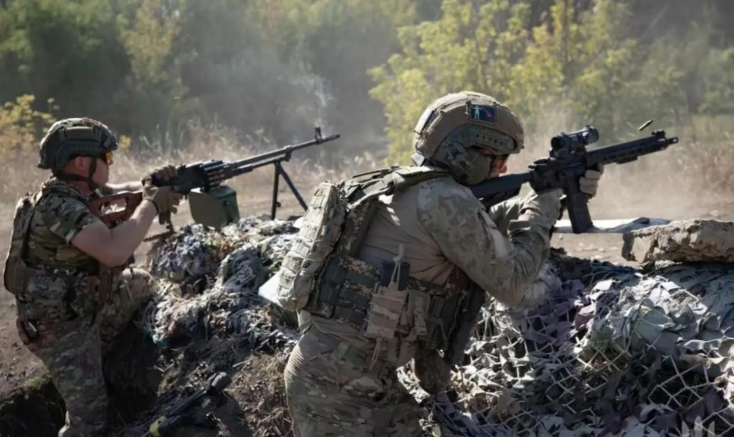 俄军发现，乌军机枪手被铁链锁在机枪阵地上，只能打到死为止。俄军发现，乌军这挺机枪