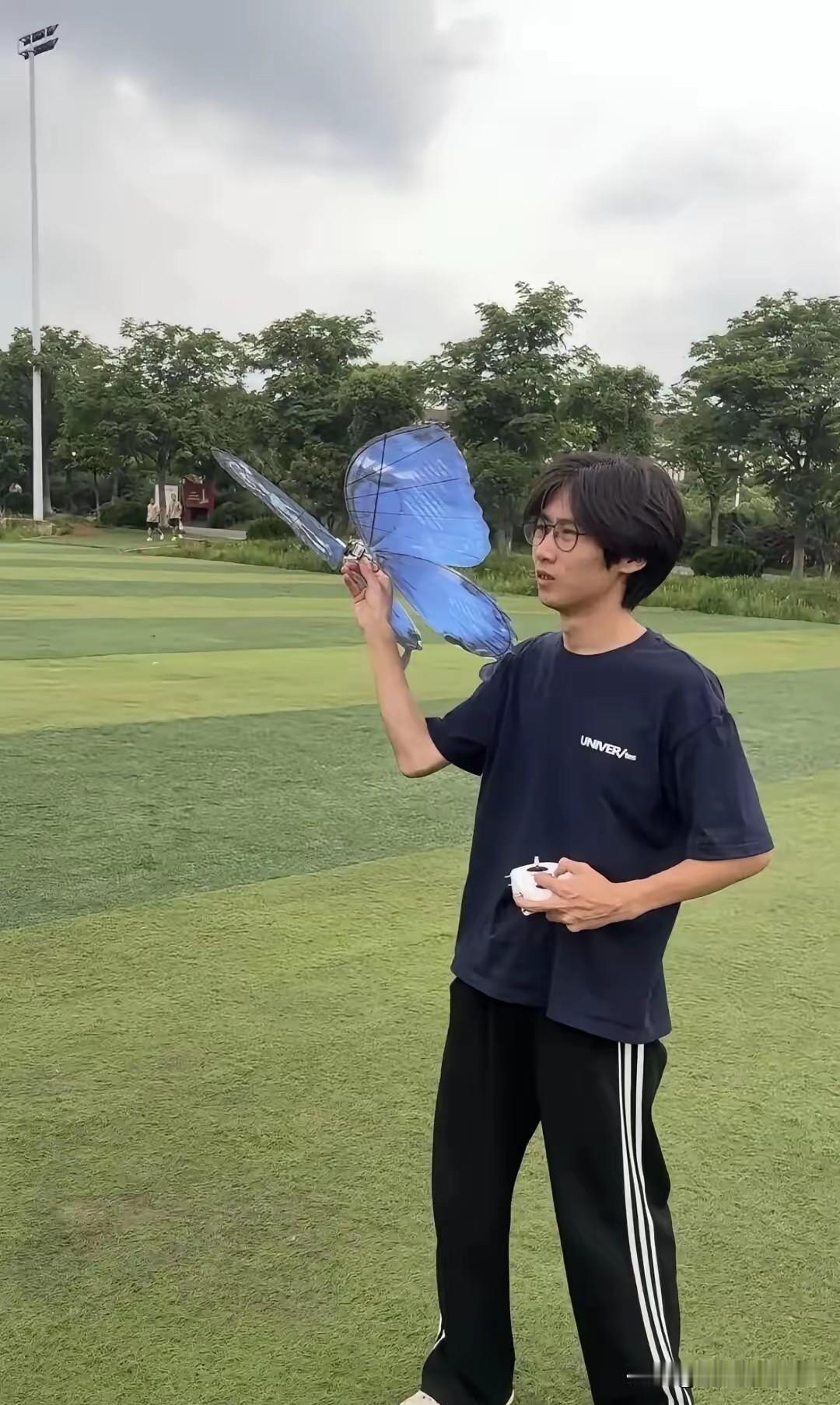 武汉21岁大学生“手搓”蝴蝶，被婚庆公司抢着要：每只1500元，有客户一口气打包