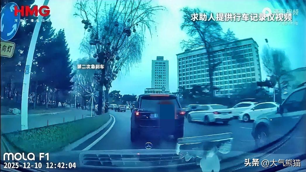 奔驰车主被路虎车多次变道别车，看似很简单的一起事故，毕竟奔驰车主有完整的行车记录