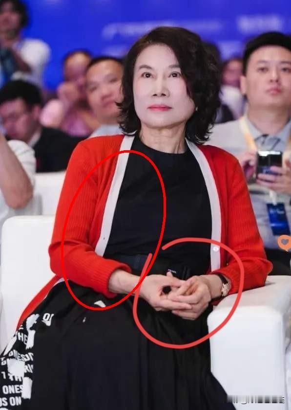 我怀疑过董明珠是为了流量，
也怀疑过董明珠是为了出名，
没想到，她说的一句话让所