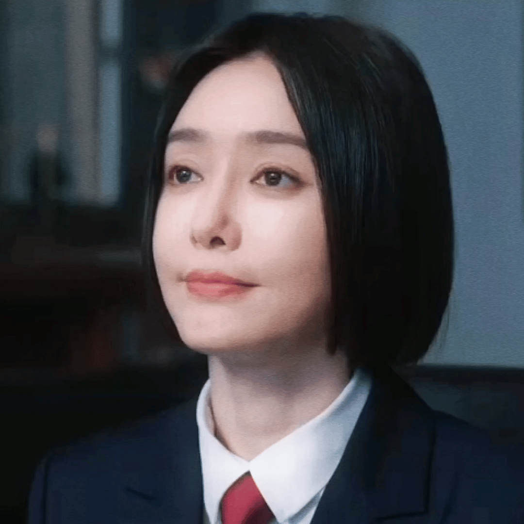 秦岚新剧顶着一张硅胶脸眼镜检察官太违和了，快50了演技还是眨眼抿嘴小动作不断，粉