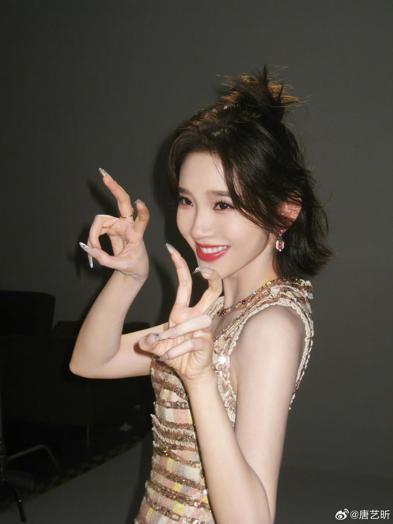 新鲜的艺昕[飞吻]
唐艺昕