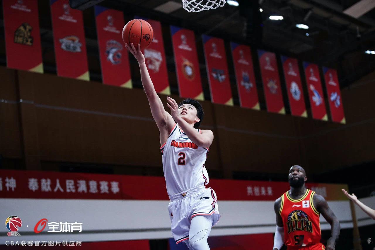 针对徐杰说自己比河村永辉差在信心的言论，多米尼克-琼斯表达了赞同，他说：“我认为