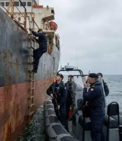 直接定性海盗行径！
俄罗斯警告爱尔兰，禁止以制裁为名登船检查商船。

当地时间8