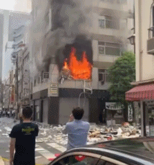 #日本东京市中心发生爆炸# 已致至少4人受伤。有目击者称，爆炸发生前曾闻到瓦斯的