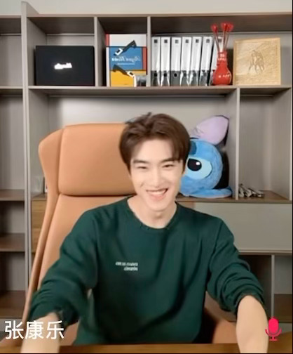 “就亲了一秒钟，一秒钟我就给她推开了！”被这个乐乐回应吻戏笑死张康乐说吻戏就亲了