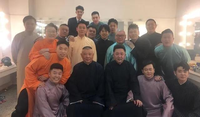 德云社成员穿着传统服装的合照：
我认出了郭德纲，于谦；岳云鹏，栾云平，朱云峰，张