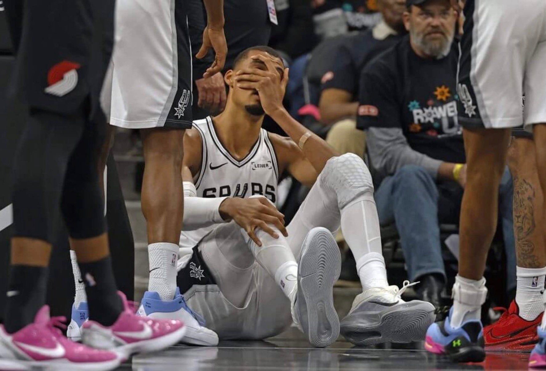 Shams报道文班亚马的最新情况：文班亚马今天早上回到了训练馆，但他能否出战G3