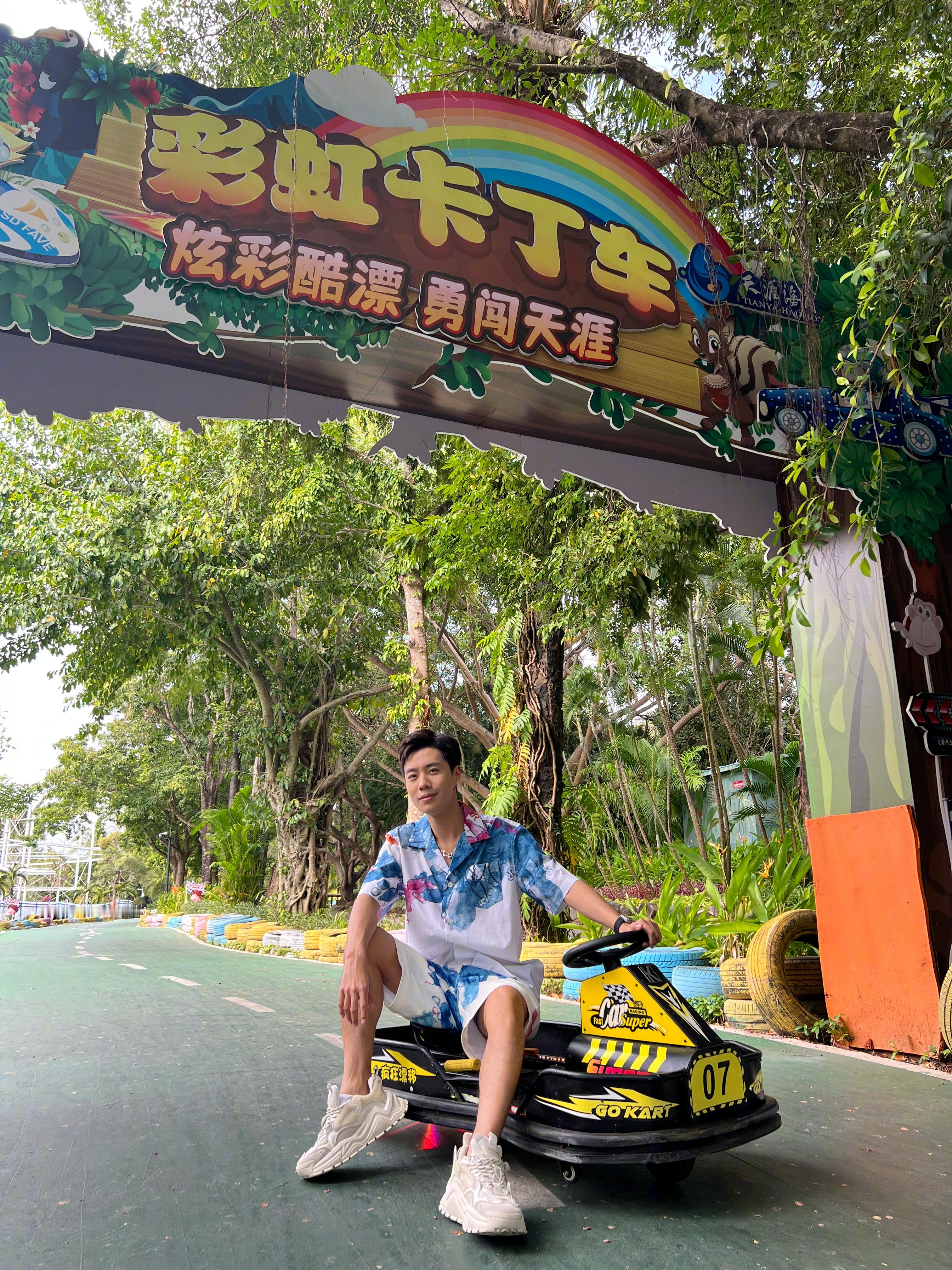 #中国高保湿挑战之旅##不止旅行#漫步在三亚天涯海角，脚踏金色的沙滩， 眺望着辽