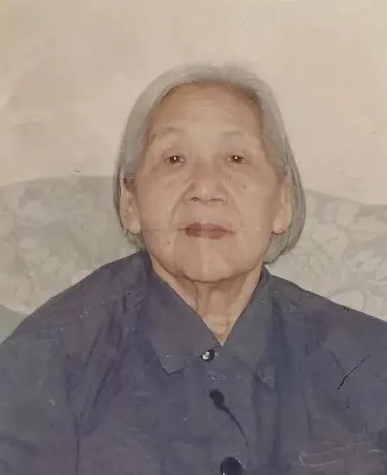 杨庆兰被陈赓找到时，正系着围裙，在院子里晾衣服。看到陈赓后，她愣了愣，半晌才轻声