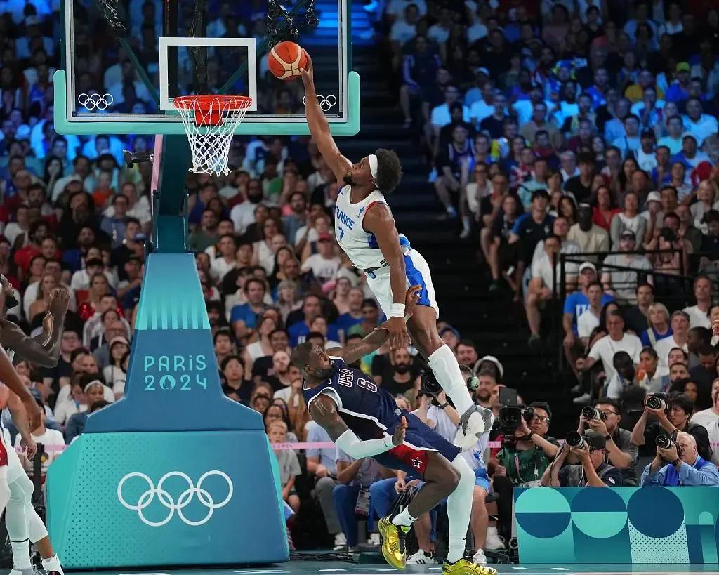 亚布塞莱一扣成名！76人与亚布塞莱达成一份1年210万美元的合同，在奥运会大放异