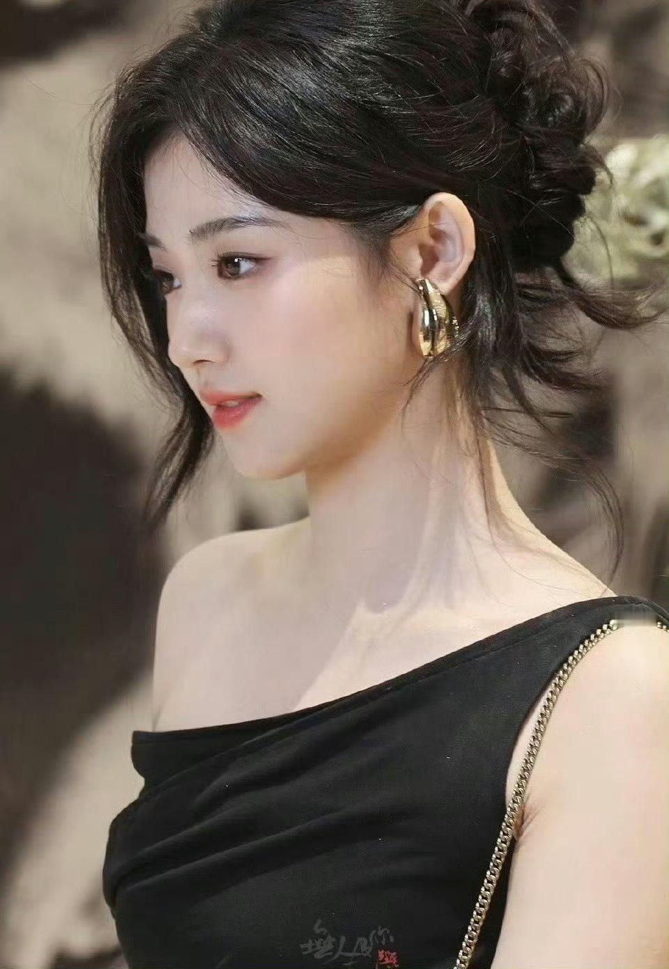 #卢昱晓单肩黑裙# 卢昱晓今天的活动造型太漂亮了吧[哇]，单肩黑裙搭配上优越的脸