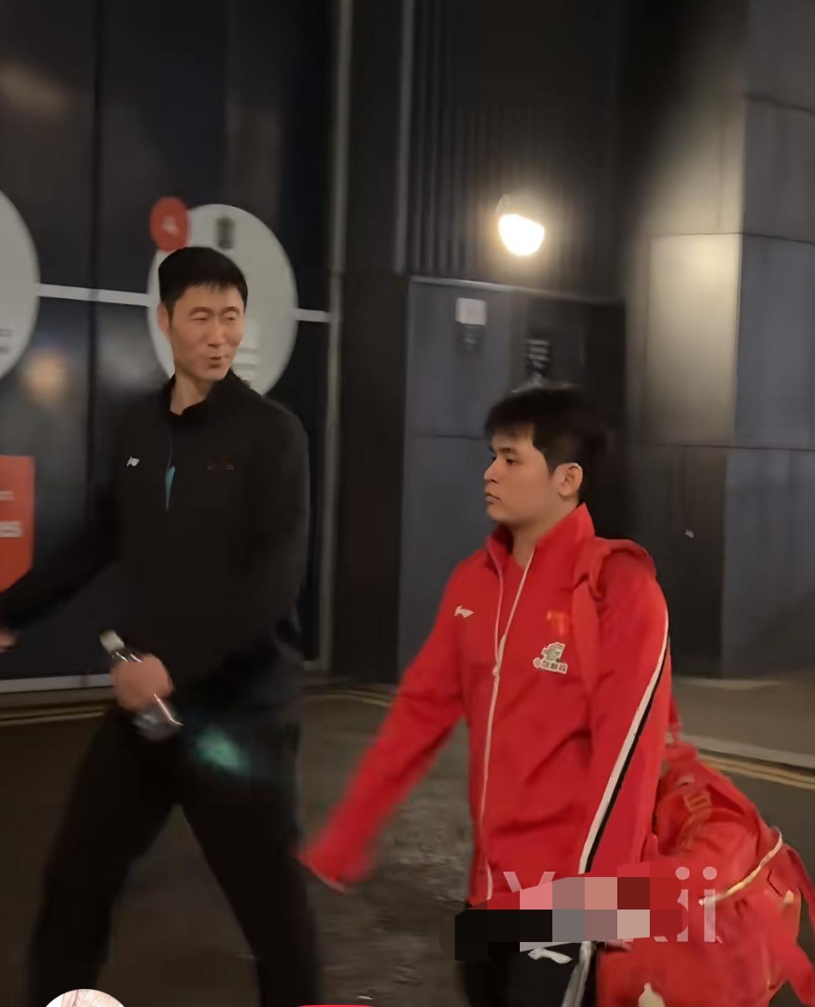 5月3日王励勤主席陪林诗栋回酒店——中国队1:3韩国，小石头一单尽力了！
这场小