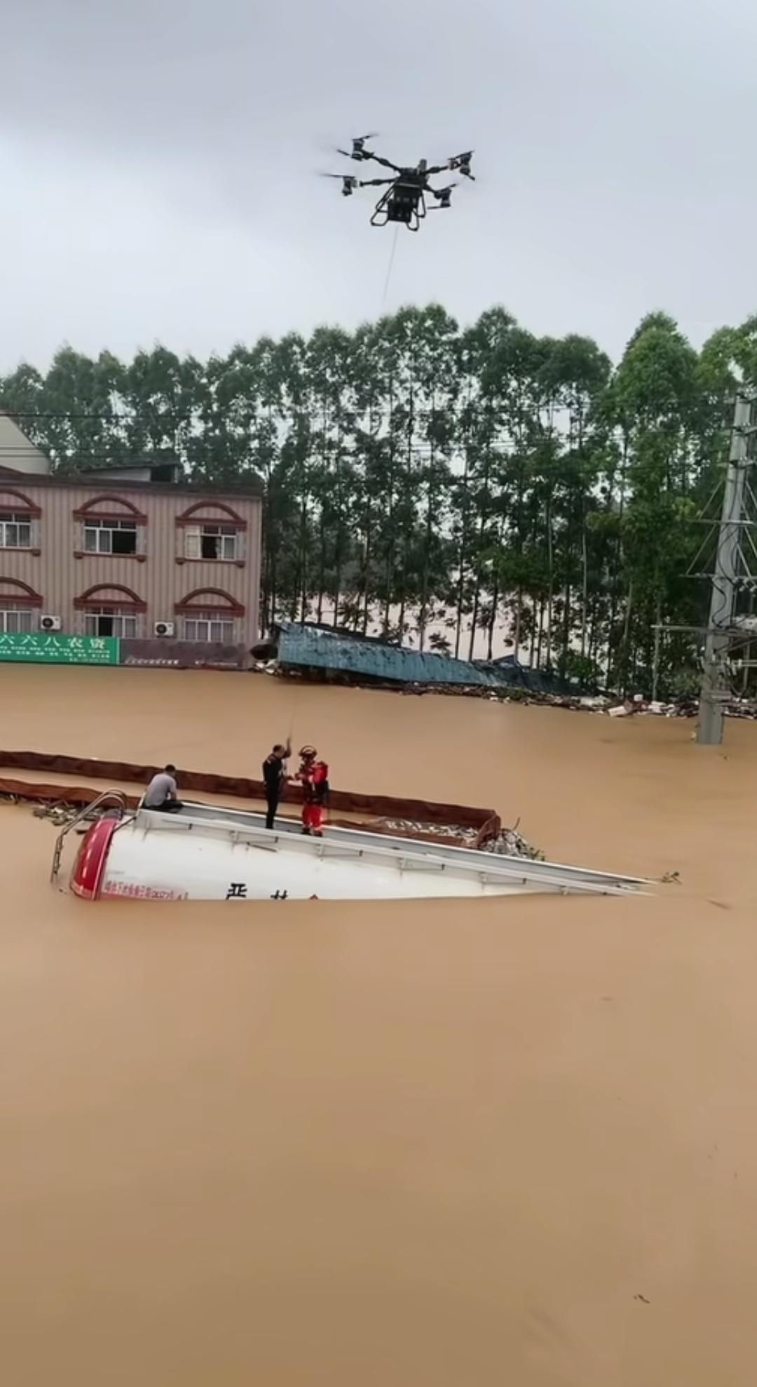广西洪水无人机立了大功，成功吊运救援被困人员，这才是科技的力量。

据中国日报报