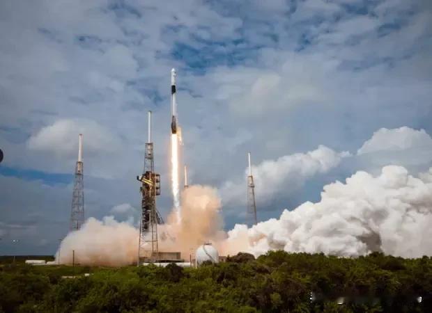 【现实版“太空营救”，美国载人龙飞船发射】在美国东部时间周六的午后1点17分，美