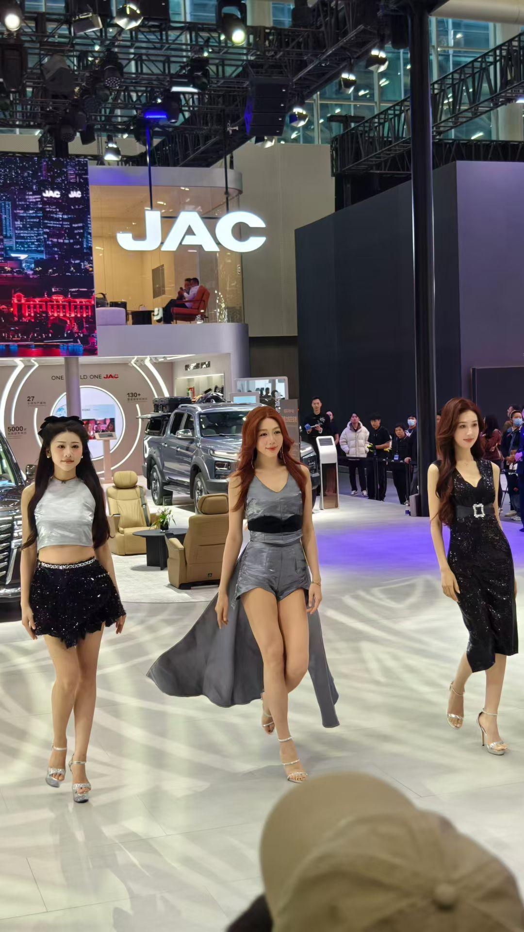 好悦哥们的眼光，还阔以～广州车展的美女们！周日快乐！