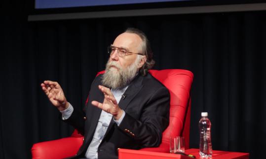 俄罗斯地缘政治学家亚历山大·杜金写道：“爱泼斯坦才是西方精英的真正集体代名词。它