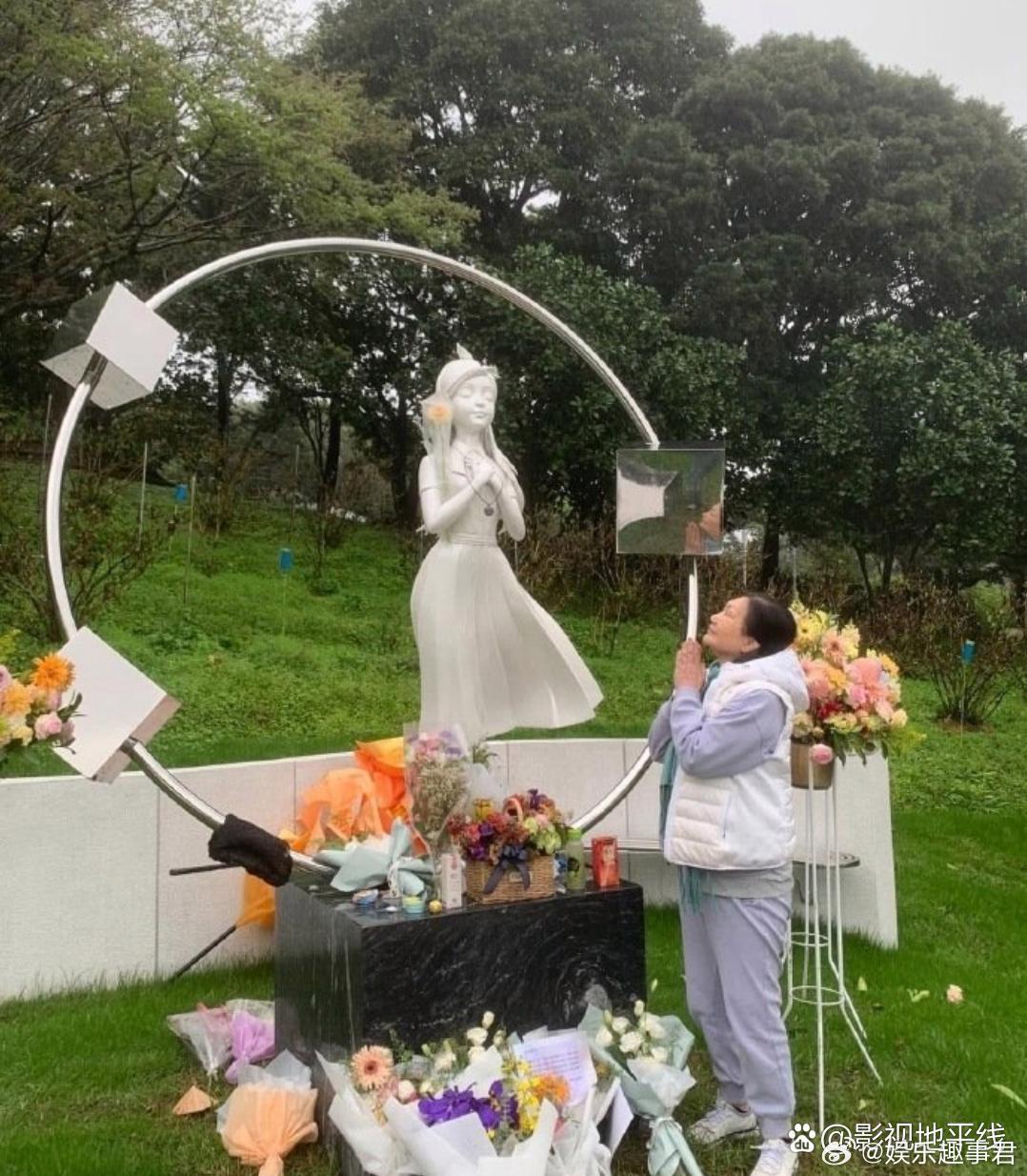 S妈晒大S雕像，说还看到了很多粉丝来送花看大S，会叮嘱孩子们健康平安成长。 