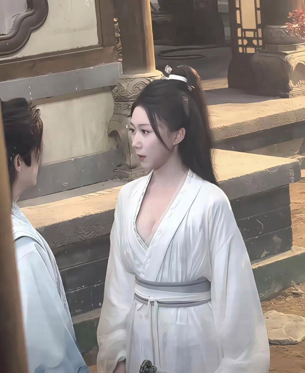 现在的武侠剧都开放成这样了吗？居然连露胸装都出来了？要知道古人睡觉都穿里衣，袖子