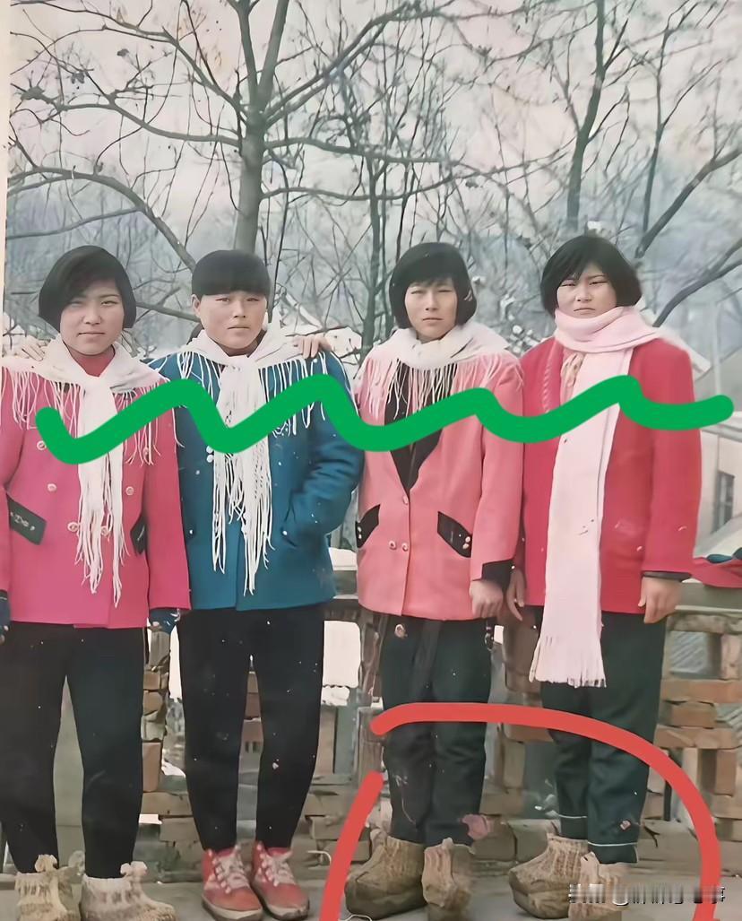 围巾见过
鞋子确实没见过
有人知道是什么鞋吗？