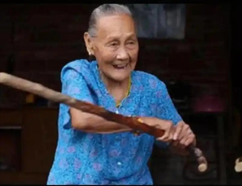 抗战期间，一名中国女兵被7头日寇团团包围，正当日寇欲行不轨时，女兵突然拿起手中的