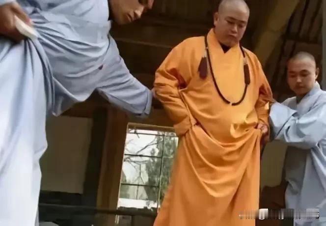 释永信是少林寺方丈，他让少林寺搞起了商业化，开了18家公司，注册了700多个商标