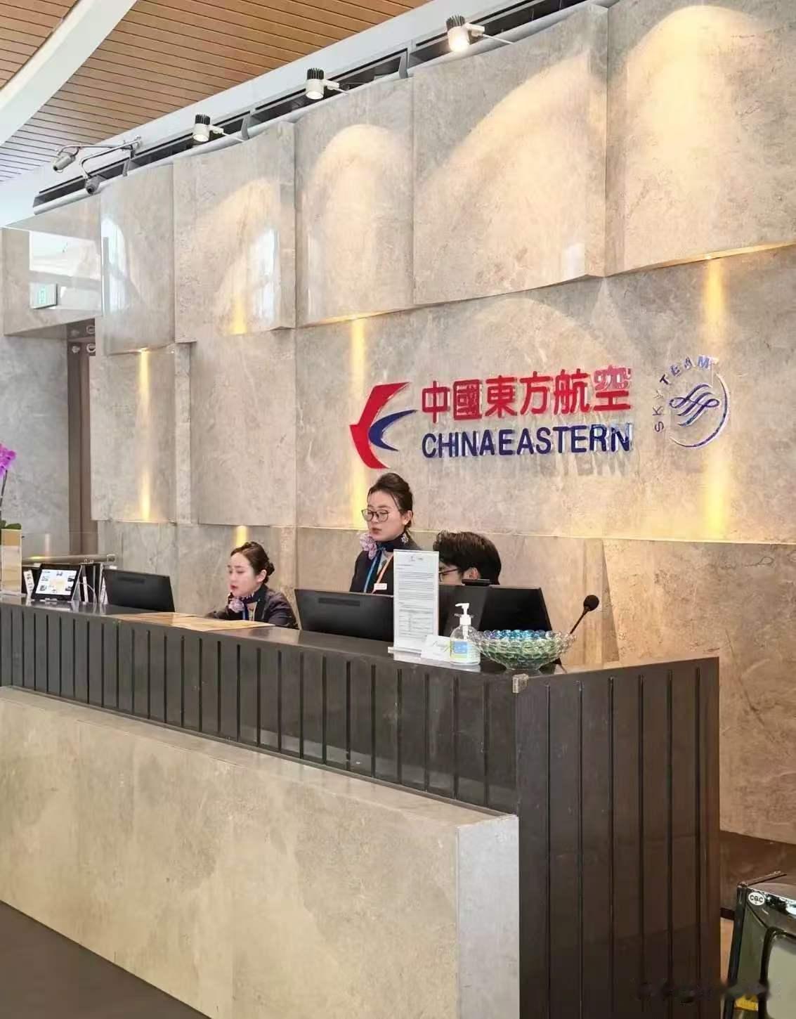 东航那个“机闹”的欧某某，终于被停职了，
飞机上乘客欧某某因为乘务员推餐车碰了他