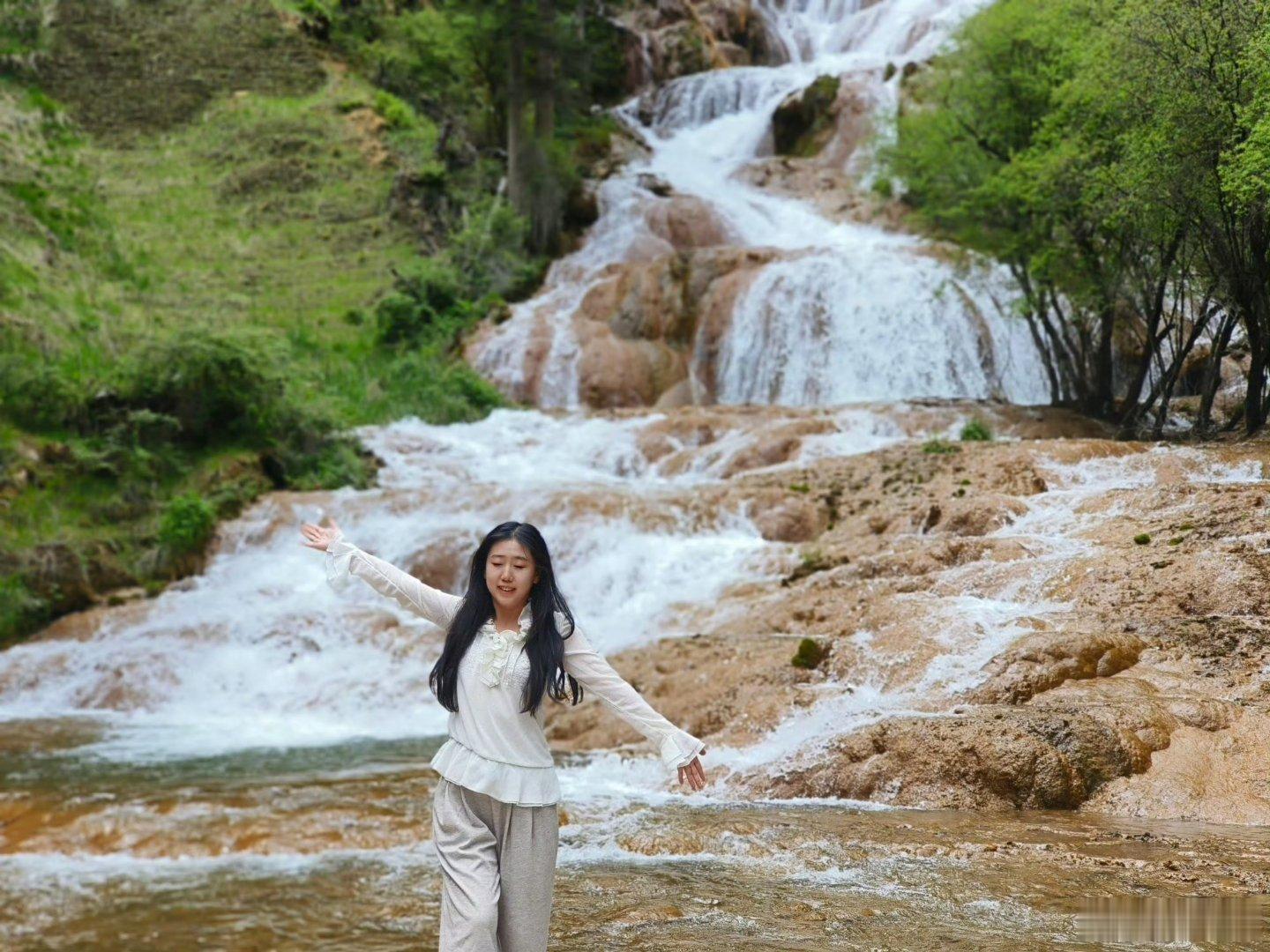 【钙华阶瀑大地琴键】 牟尼沟扎嘎瀑布夏日限定美景 扎嘎瀑布不仅是水的杰作，更是时