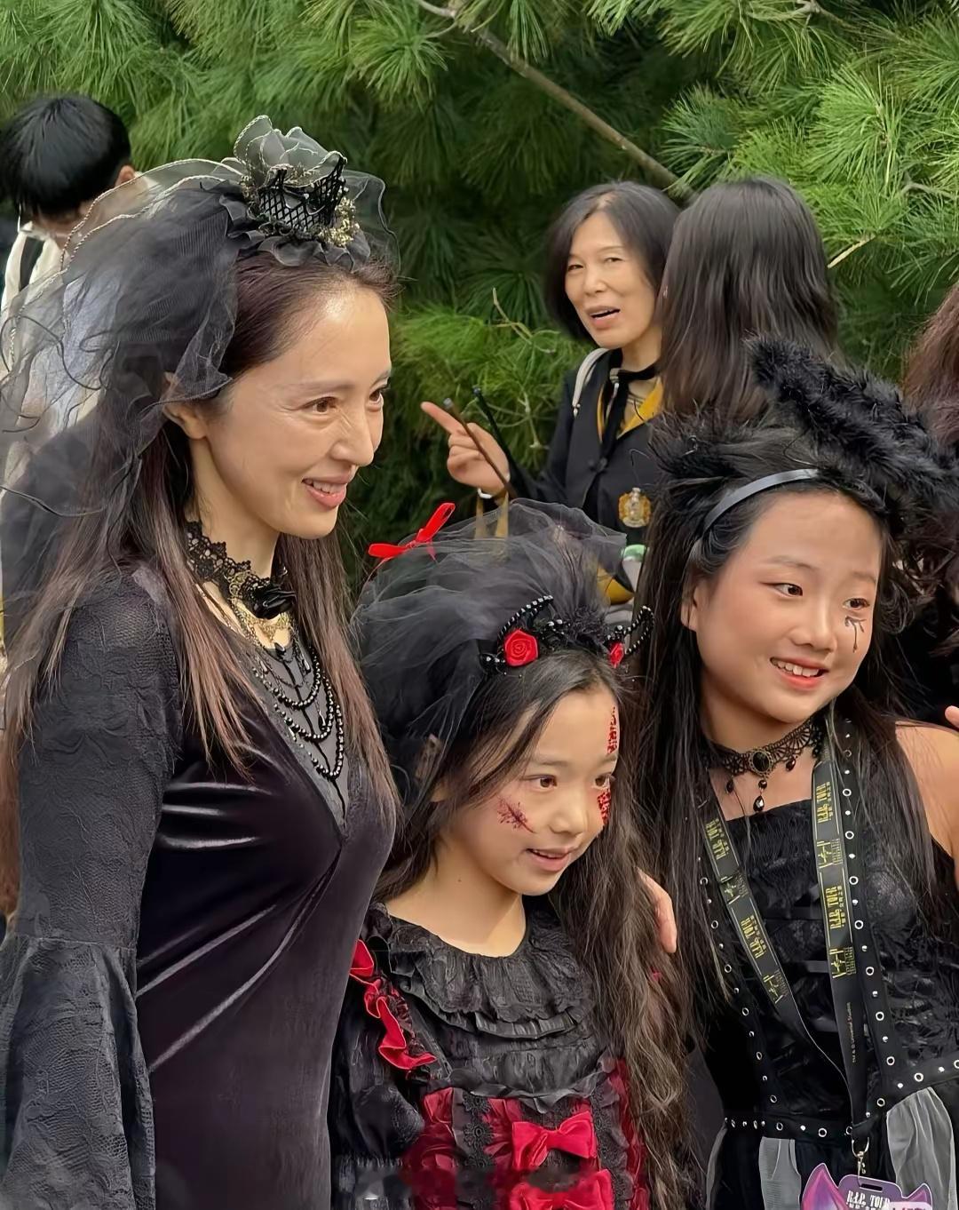 董璇细看也是有皱纹的，没有丫丫皮肤紧致，状态好！ 