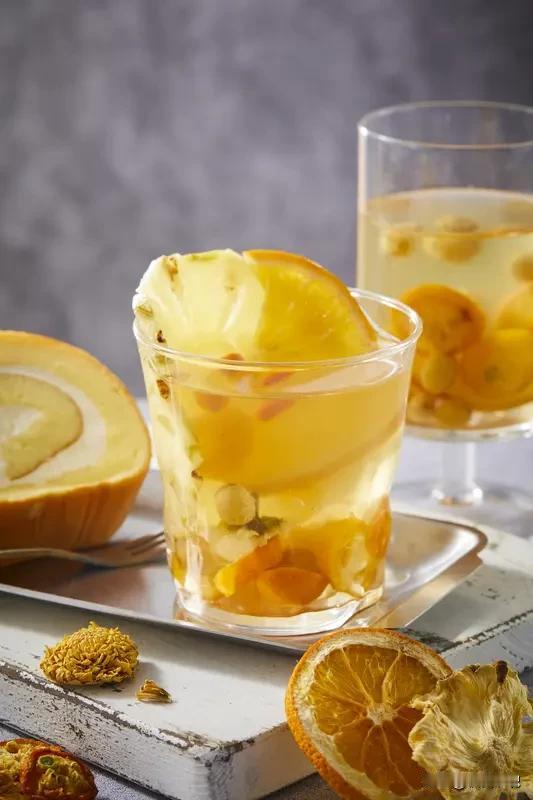 入秋嗓子干痛
别急着吃润喉糖
试试这三款润燥水
比吃药还舒服

雪梨金桔水清甜润