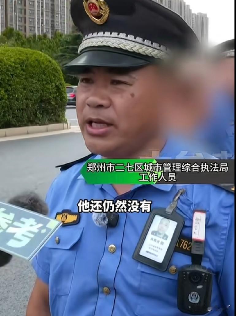 必须为河南郑州城管点赞！因为他们在治理狗患问题走在了全国的前列。

7月23日，
