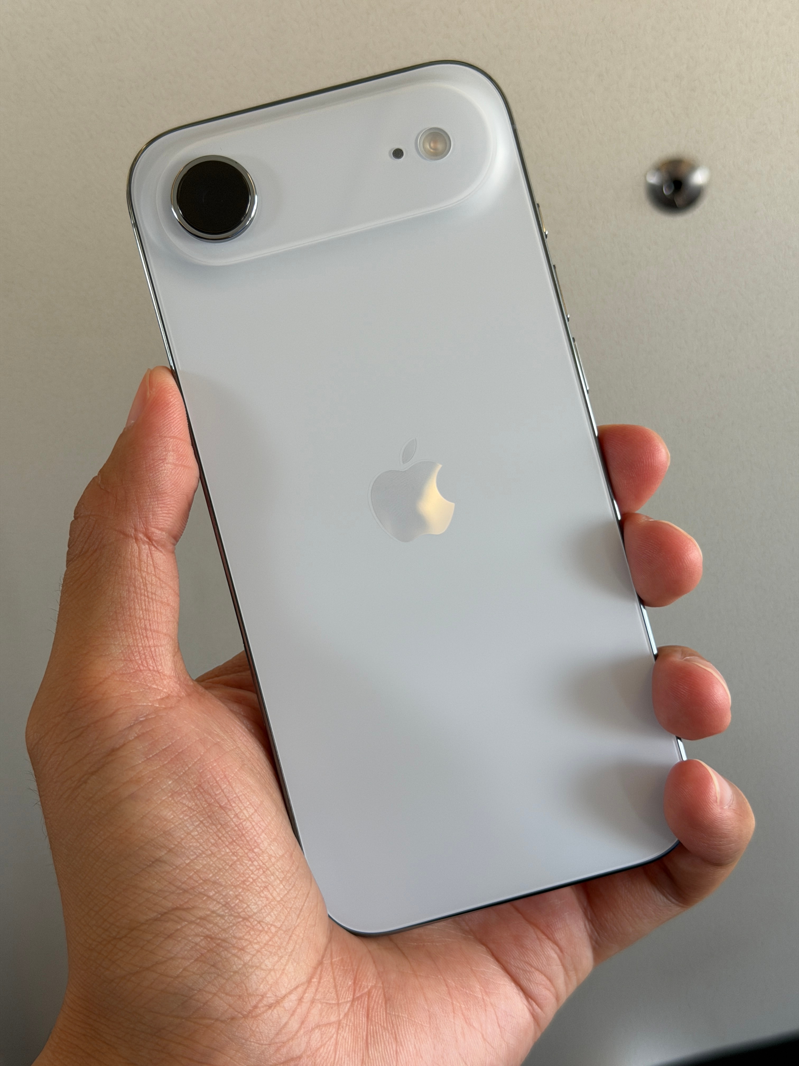 被这个狗裹挟着买了一台iPhone Air，不过海南免税叠加优惠下来，真香呀！[