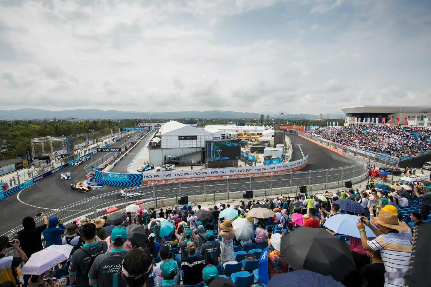 海南计划举办F1  还是个计划～ 虽然海南举办F1确实能带来人流和消费，但是基建