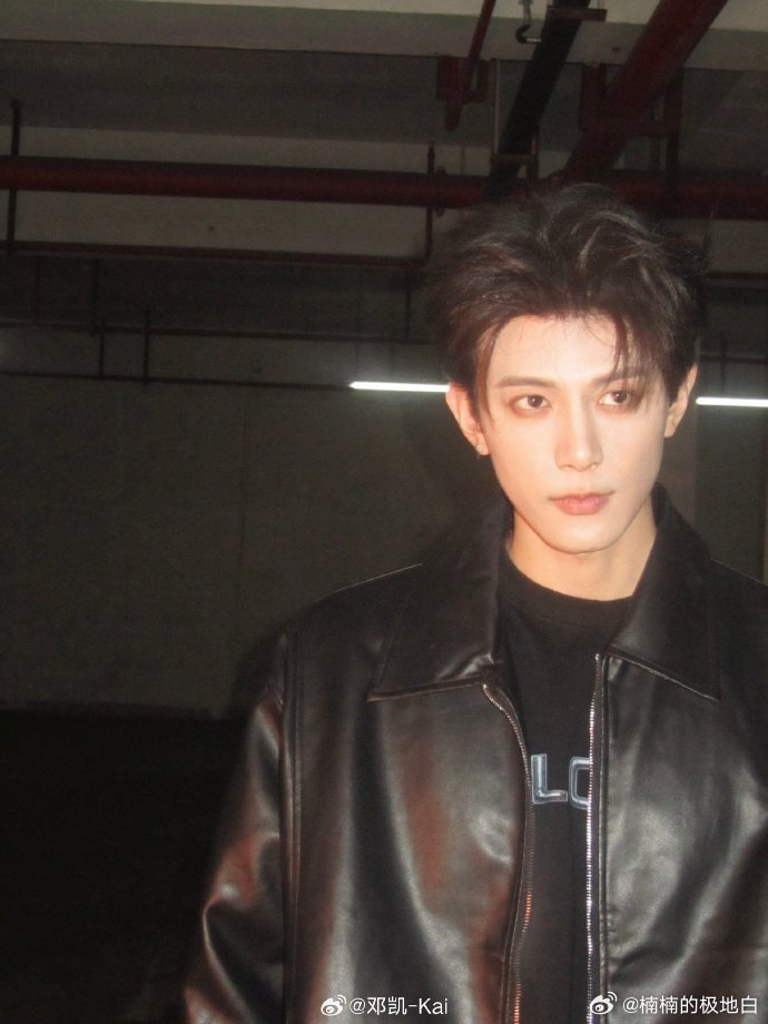 邓凯收信像是在摘豆角 笑不活了！邓凯机场收信画面太有梗，189的身高让他在人群中