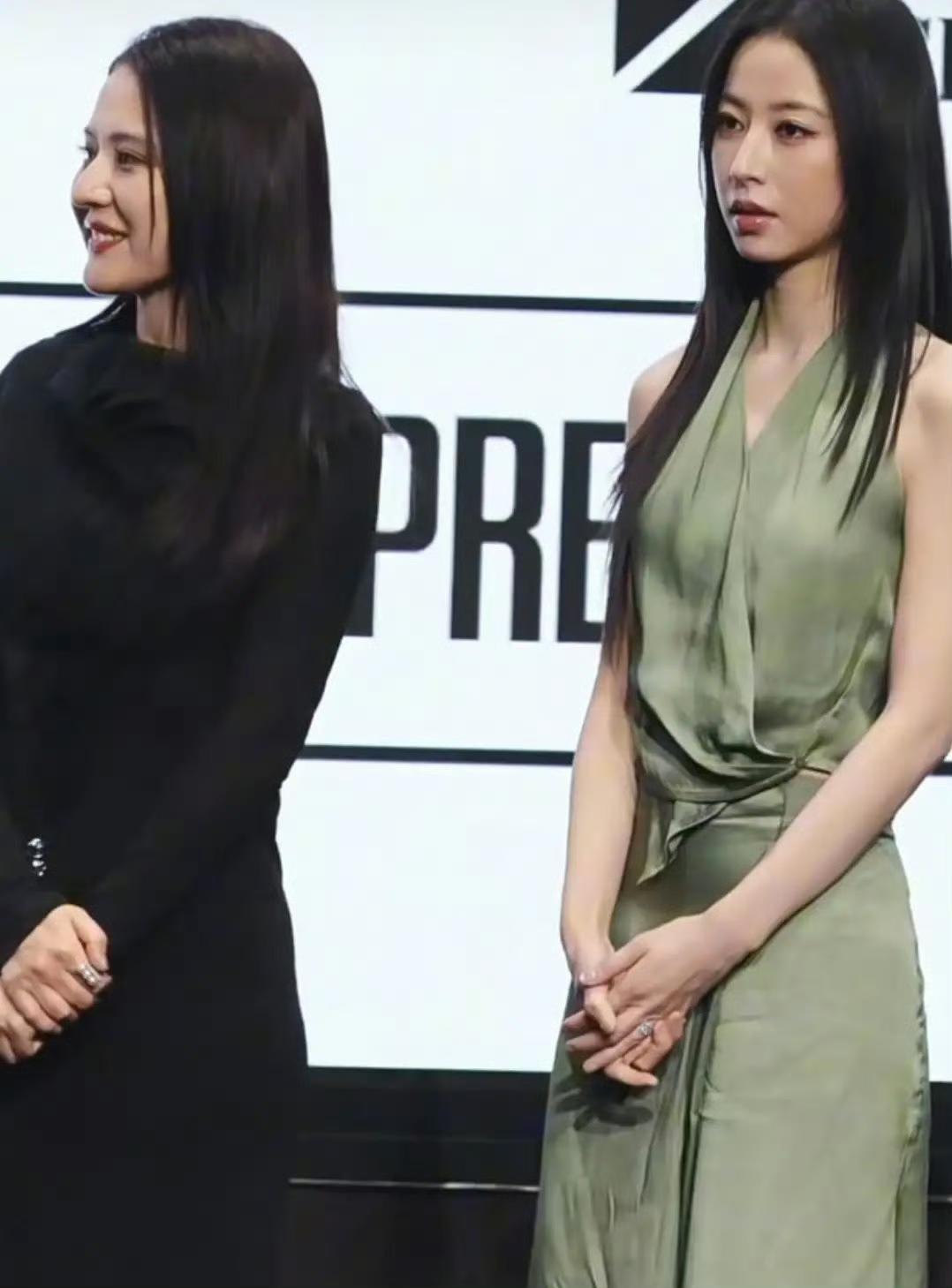 热依扎周雨彤同框封神！两位气质女神同台，温柔笑容美到心颤✨
 
热依扎与周雨彤的