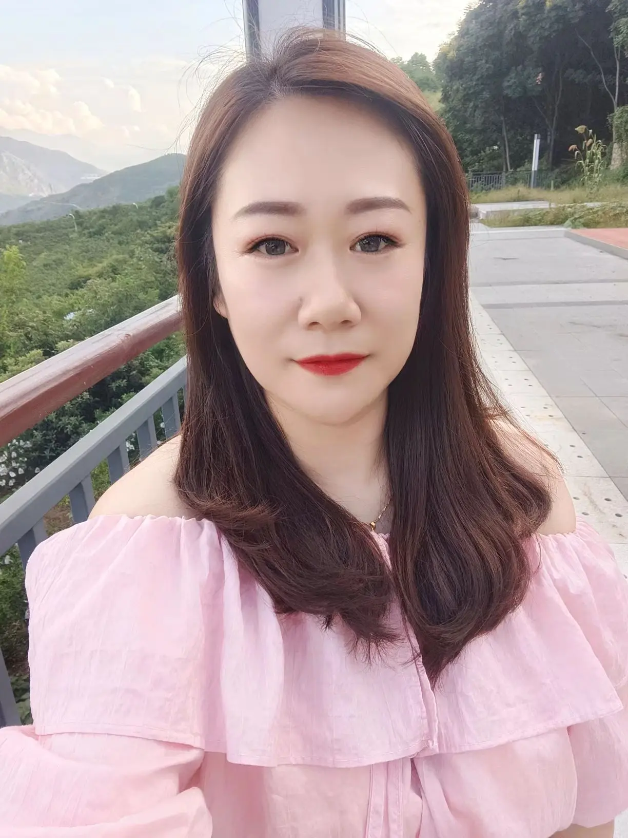 人到中年，不解释，不讨好，大大方方爱自己。