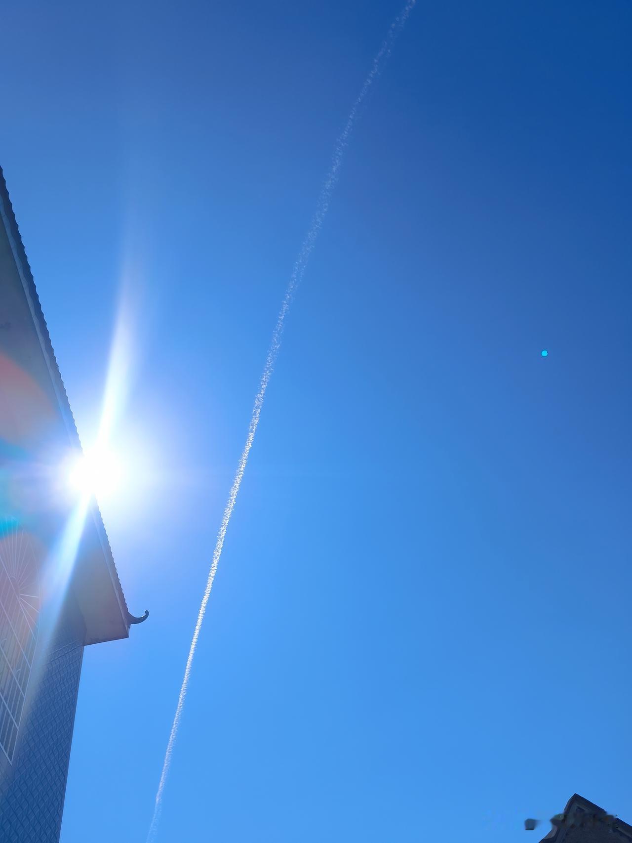 分享一张相册里随手拍的天空今天永州蓝山下午4声巨响，吓到了所以了蓝山人，都以为什