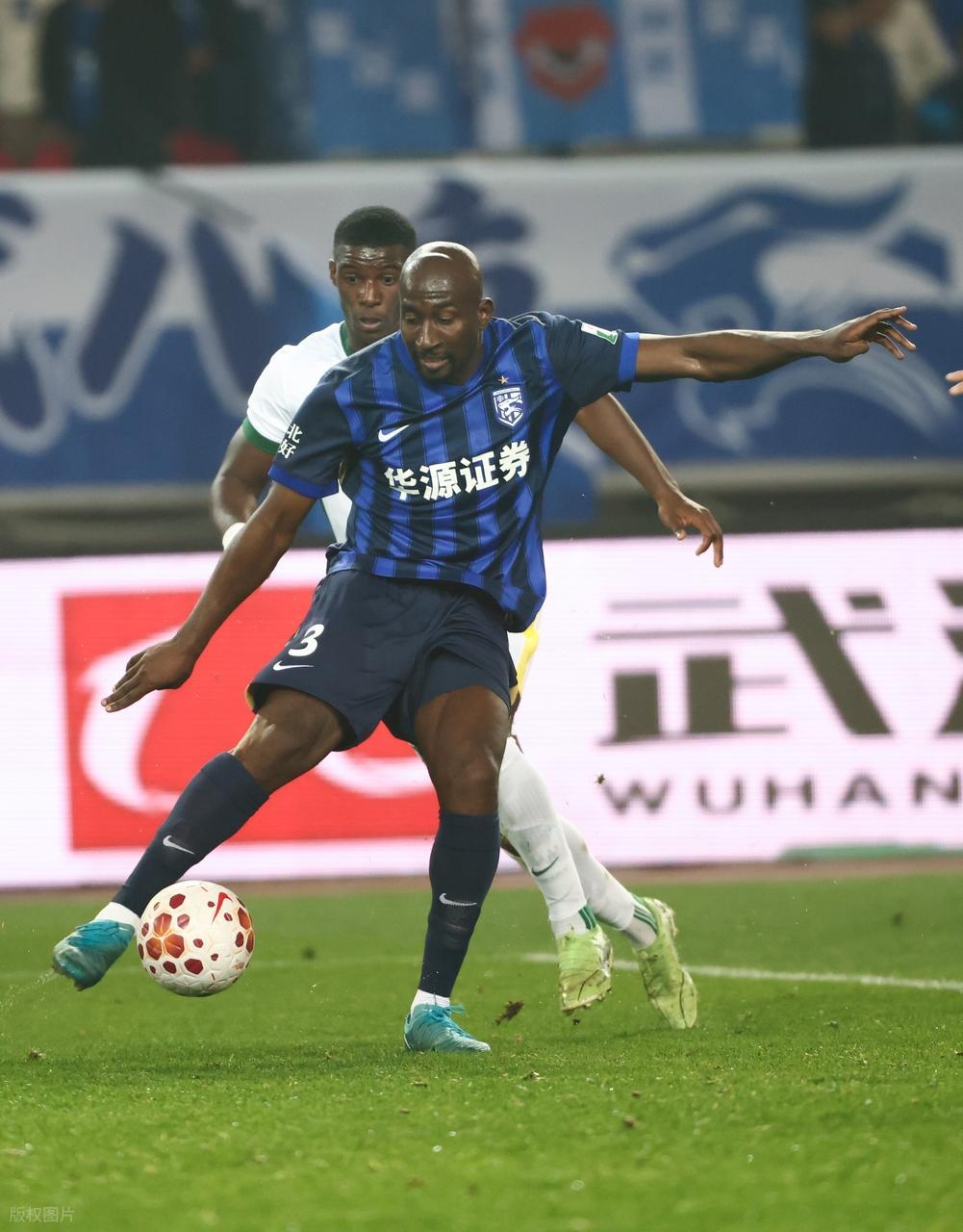 新赛季中超首战，武汉三镇0-2北京国安，你的观后感如何？
1. 阵容方面，莫拉乱