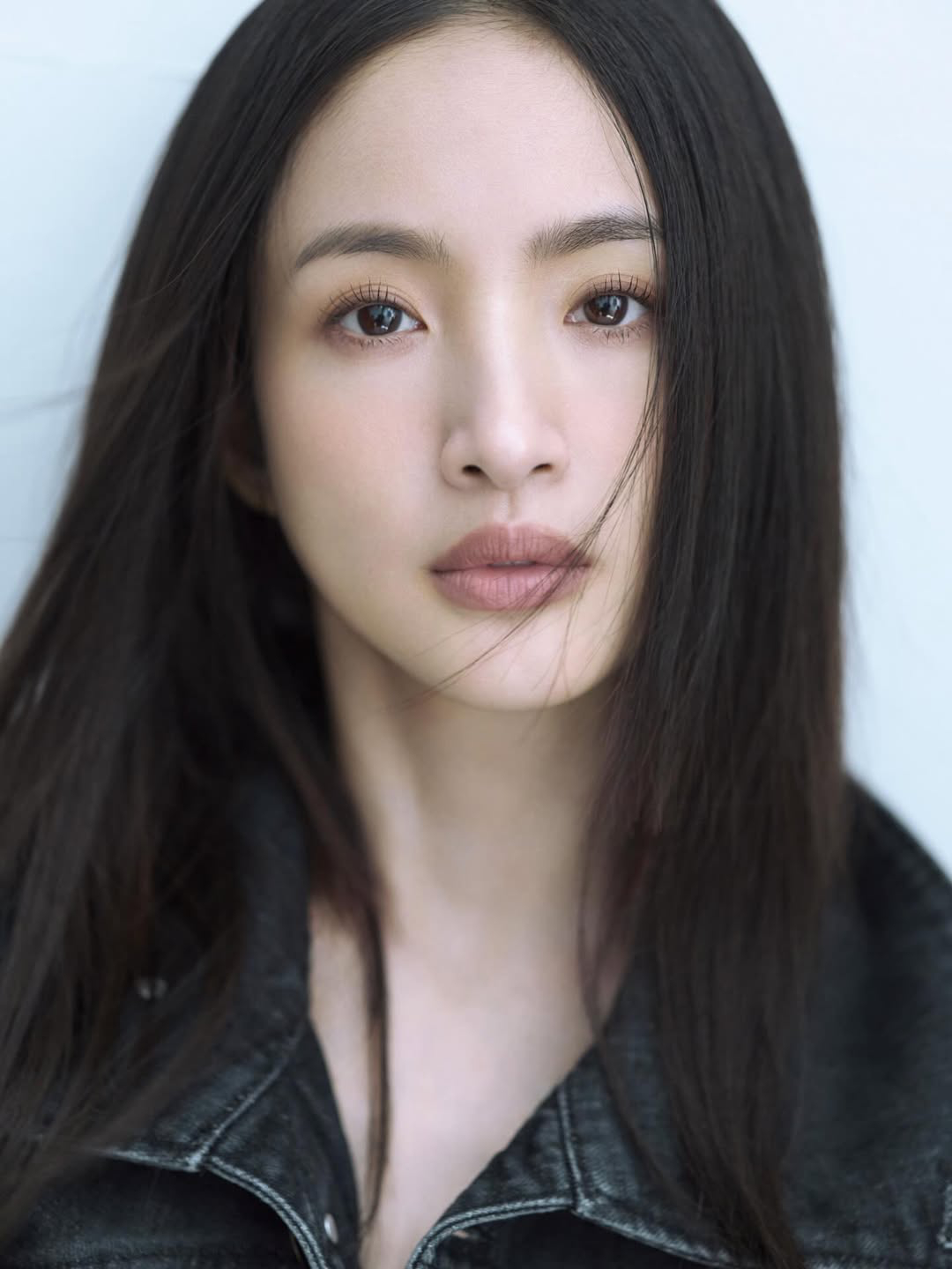 林依晨拍摄年历封面😻 太美啦 