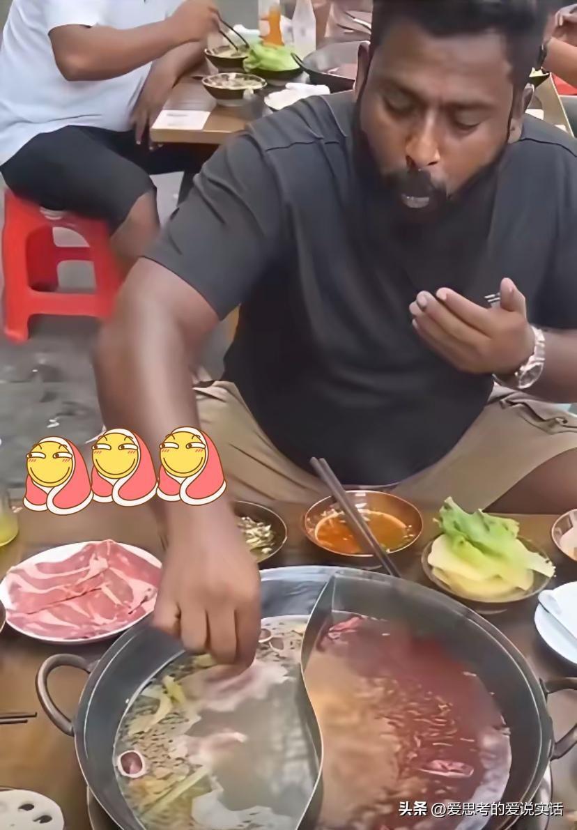 印度男子火锅里捞肉吃，烫得连喊带叫，笑死人了！
 
一位印度男子在重庆吃火锅，桌