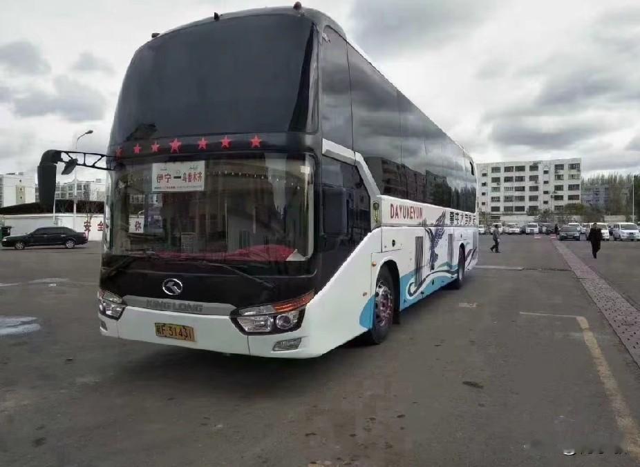 在公路客运鼎盛的年代，地处西北边陲的伊宁，是新疆最遥远的公路起点之一。这里曾驶出