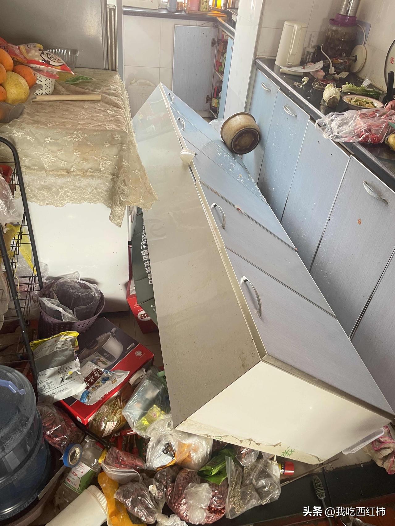 人在家中坐，祸从天上来！这都能掉下来
哐当一声，就是各种玻璃瓷器碎掉的声音，好吓