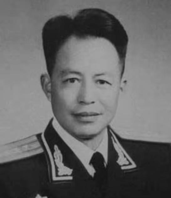 他原来是公安部政治部主任，一九七六年那一年，被中组部负责同志叫去谈话，对方开门见
