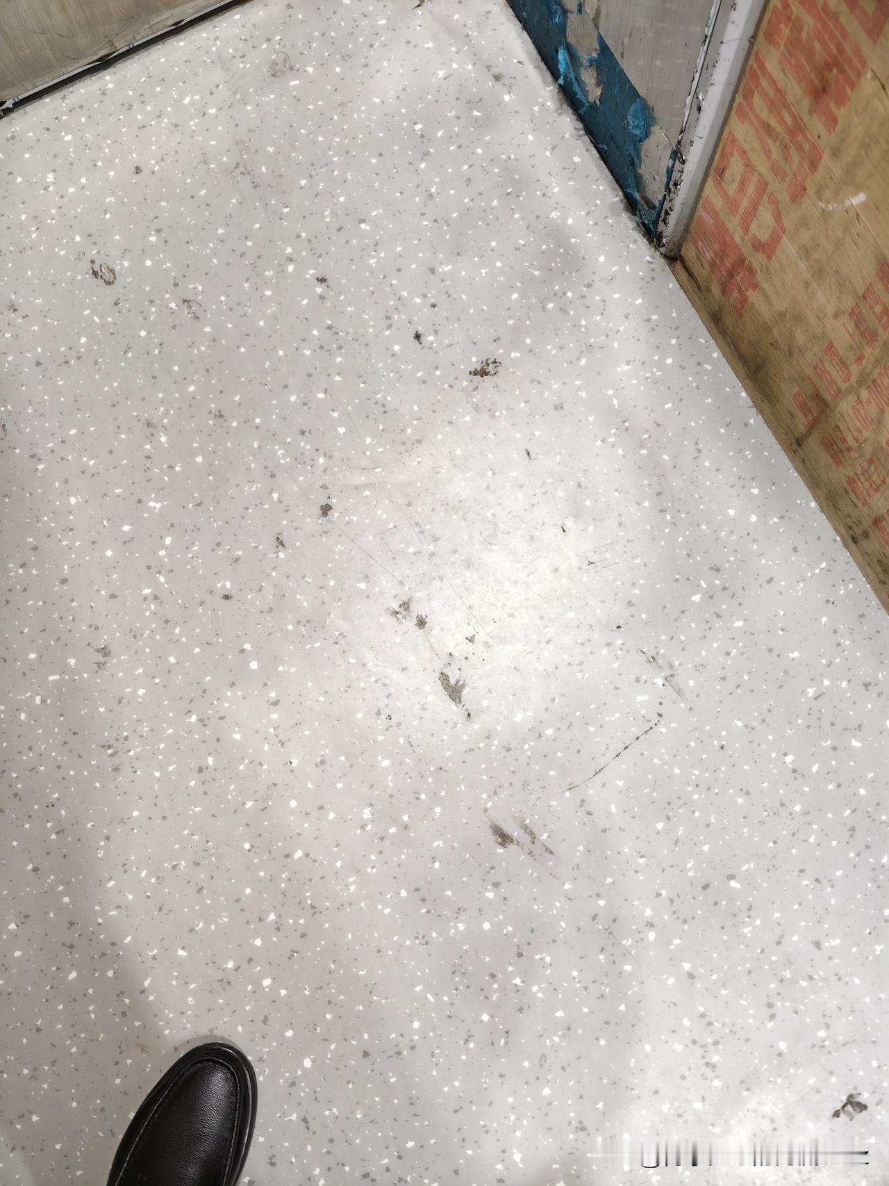 今天是金碧物业走后的第94天，大明物业的第2天。

卫生打扫成这个样子，我们怎么