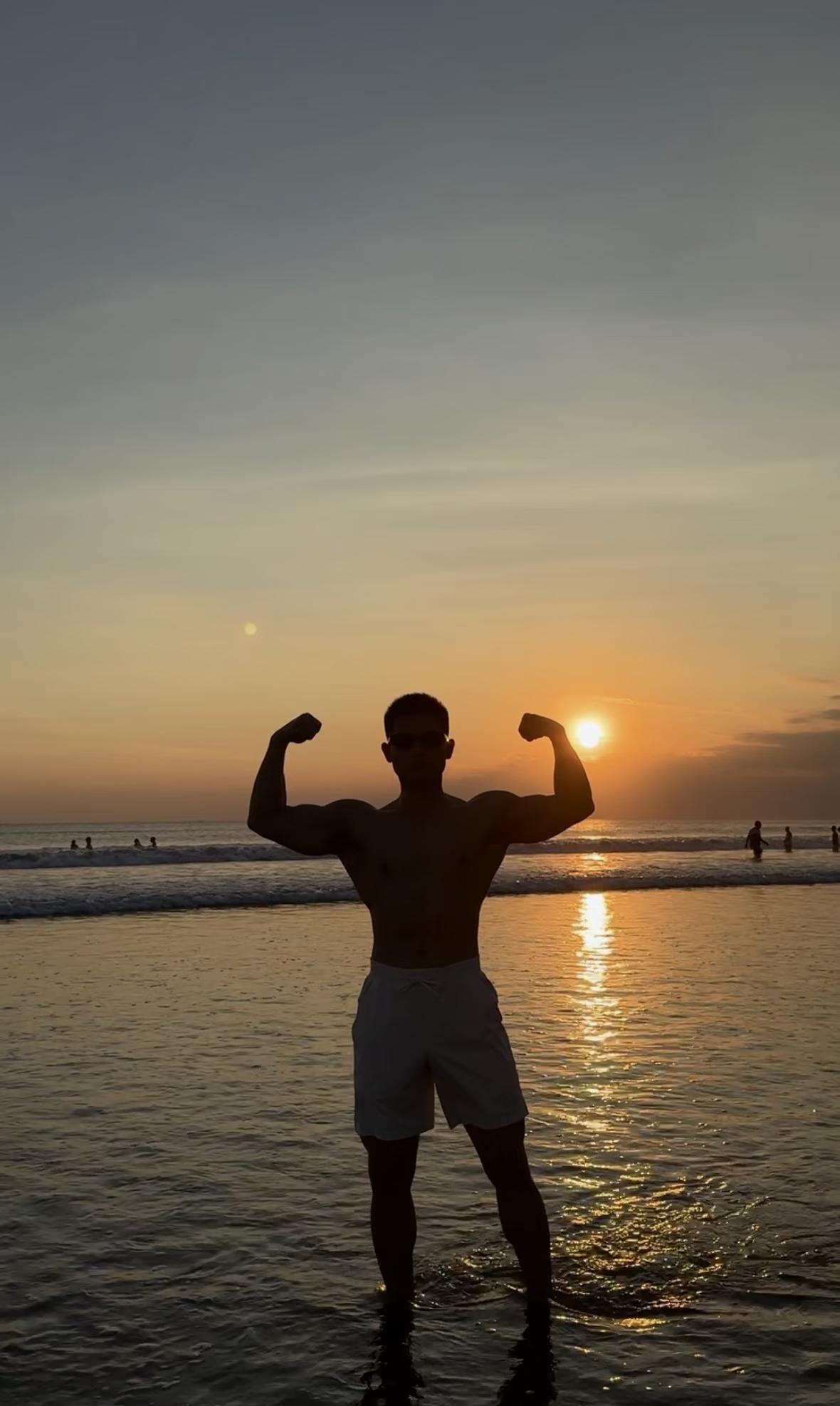🌄🌊
日落 肌肉