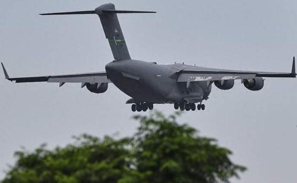 C-17一架接一架降落在北京首都机场，机舱里装的不是作战部队，而是特朗普的安保物