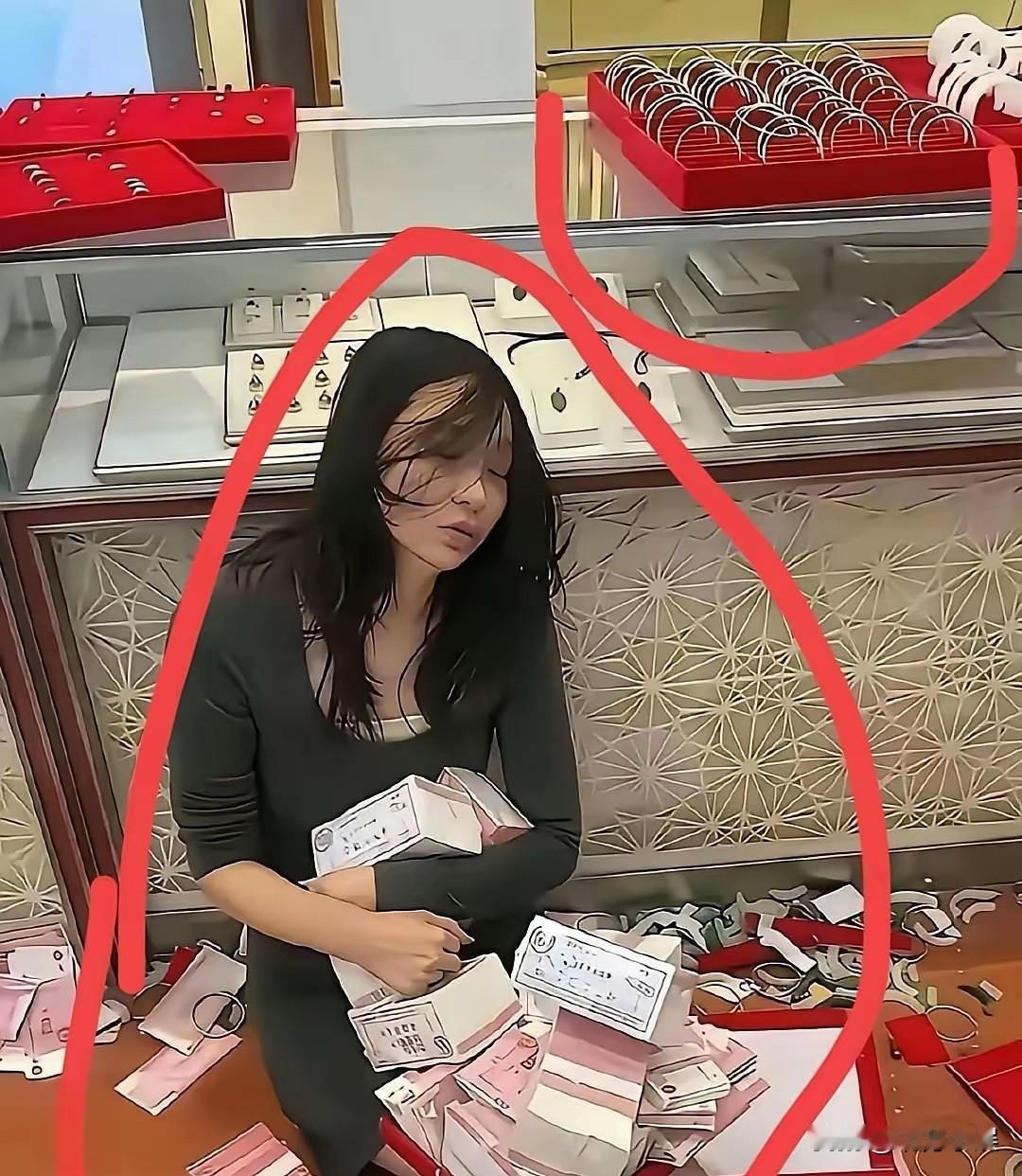 有钱还不快乐！去自找快乐呀！
一位女子抱着一堆钱在地上坐着，神情沮丧，有一种生无