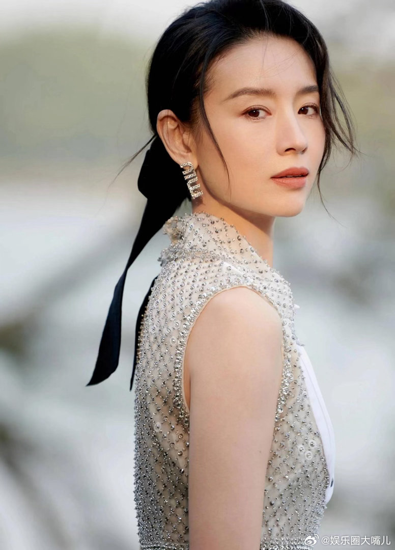 隐身的名字铁链女被囚地窖17年 本来以为是普通悬疑剧，没想到最狠的是这条线。那个