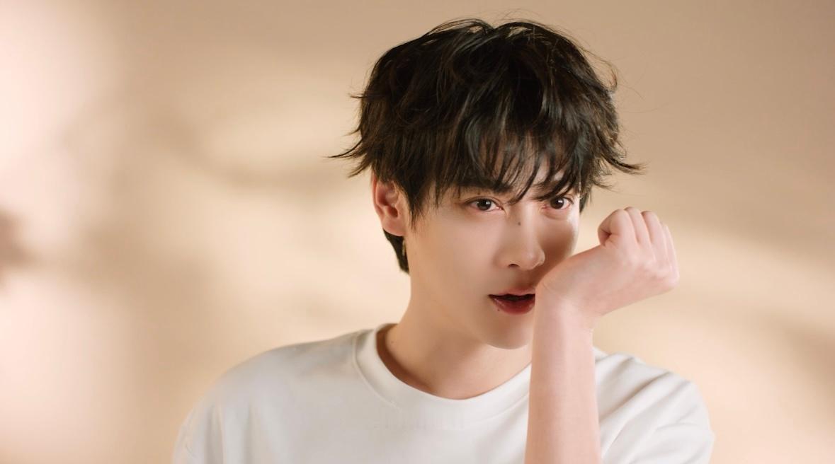 田栩宁说真的很香 瞬间被的视频带入了一个宁静花园。花香、水雾、柔和的光，还有他沉