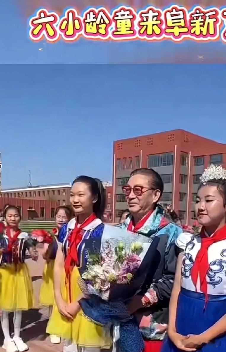 六小龄童来辽宁阜新了
世界读书日刚过几天，今天（4月26日）六小龄童章金莱来到辽